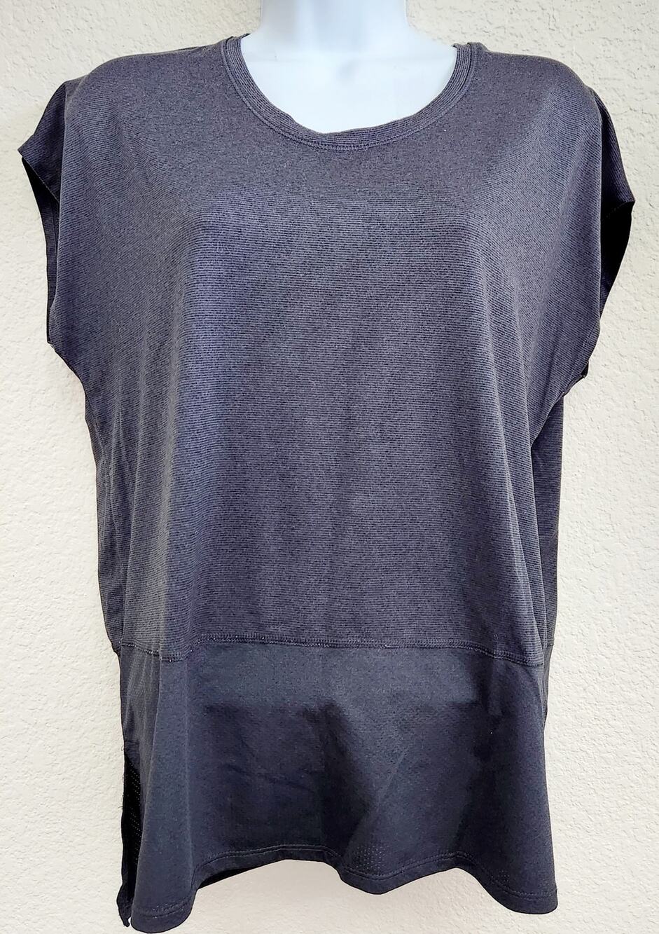 Well + Calm Gray Charcoal Short Cap Sleeves Top Medium Lightweight Stretch Soft